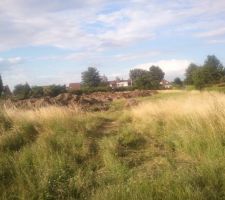 De loin on croirait presque &agrave; des trous de taupes g&eacute;antes. Mais ce sont les surplus de terre des foss&eacute;s de VRD.