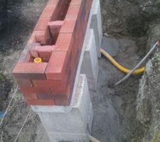 Voici le muret technique qui contiendra les compteurs.