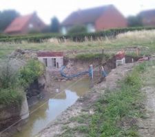 Le muret technique vu de loin. L'entr&eacute;e de note parcelle est ici d&eacute;limit&eacute;e par les piquets orange et elle fera 4m78 auquel il faudra soustraire 0m70 pour les murets technique.