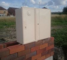 Muret technique &agrave; la pose des compteurs ...

PS: Je n'appr&eacute;cie pas trop le choix de brique et le fait qu'il n'y ait pas de joint. Mais ceci est le choix du lotisseur.