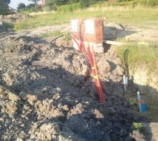 Au 26 juillet, les foss&eacute;s ont enfin &eacute;t&eacute; rebouch&eacute;s.

Par contre, les tuyaux d'&eacute;vacuation des eaux us&eacute;es n'ont pas &eacute;t&eacute; pos&eacute;s. Et surtout, le tuyau d'arriv&eacute;e d'eau a &eacute;t&eacute; compl&egrave;tement enterr&eacute;.