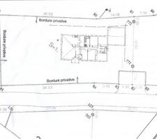 Positionnement sur le terrain. On laisse de l'espace devant au Sud pour la future piscine.