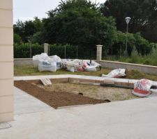 Remplissage de terre de la méga jardinière...