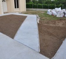 Remplissage de terre de la méga jardinière...
