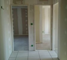 Carrelage pos&eacute; &agrave; l'&eacute;tage (manquent les plinthes)