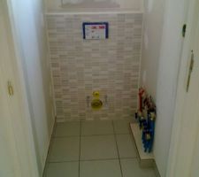 Fa&iuml;ence et carrelage dans les WC de l'&eacute;tage