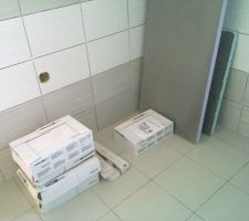 Fa&iuml;ence et carrelage en cours dans la SdB de l'&eacute;tage