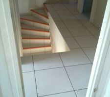 Carrelage pos&eacute; &agrave; l'&eacute;tage (manquent les plinthes)