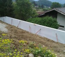 Mur de r&eacute;tention en b&eacute;ton banch&eacute; pr&eacute;fa