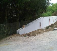 Mur de r&eacute;tention en b&eacute;ton banch&eacute; pr&eacute;fa