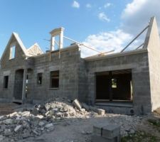 La lucarne chapeau de gendarme enfin posée, ainsi que les appuis de fenêtres et les seuils de porte.