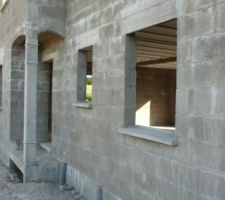 22 juin 2012: les appuis de fenêtre et seuils de porte ont été posés.