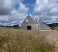 Fin juin: Mouvements de terre sur le terrain suite aux raccordements eaux pluviales et eaux usées.