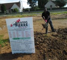 Pose du panneau de permis de construire. L&agrave;, je suis entrain de d&eacute;caper pour pr&eacute;parer le chemin d?acc&egrave;s que je fais tout seul.