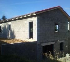 Vue cot&eacute; piscine voisin maison hors d'eau