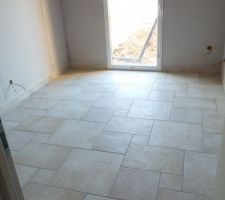 Et voil&agrave; le carrelage est pos&eacute;, M. LEMOINE a particuli&egrave;rement bien bosser, je le recommanderai, croyez moi, on a l'impression qu'il n'y a meme pas de coupes aupr&egrave;s des murs c'est super, on est tr&egrave;s content