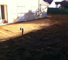 Préparation pour terrasse, on voir les sortie d'air de la cave poussez plus loin ( sur façade avant, là une gaine pvc emmène l'aération à 4m)