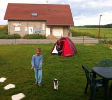 Après le camping à l'intérieur de la maison, on passe à l'extérieur