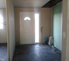 Entr&eacute;e tr&egrave;s lumineuse avec la tr&eacute;mie pour le futur escalier