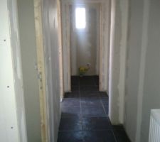 Couloir avec toilette au fond