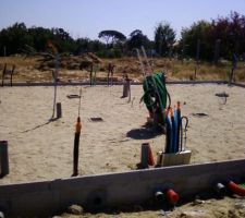 Passage des câbles par l'électricien, avant la dalle