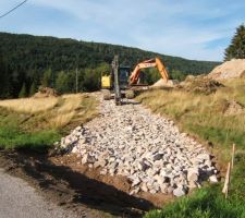 Enfin terrassement quasi terminé, le fait d'avoir cassé la roche nous a permis de faire notre chemin d'accés