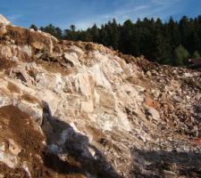 Roche explosée après plus de 20h de BRH!!! On aperçoit en rose le coin sud est de la maison