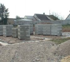 Arriv&eacute;e des parpaings pour le vide sanitaire 3 rangs