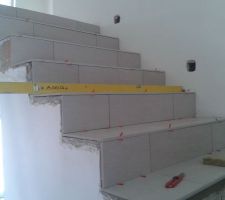 Pose du carrelage sur l'escalier en cours
