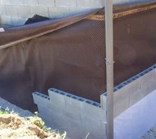 Drainage avec 50 cm de galets,goudrons,delta ms,blocs a drainer,geotextile tout les 4 blocs.Le tuyau qui remonte a la vertical est pour aller visiter les drains en peripherie de fondation si il se bouche un jour(on ne sait jamais)
