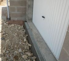 Pose du caniveau de garage