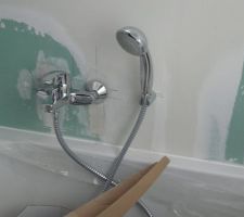 Robinet de douche au mur