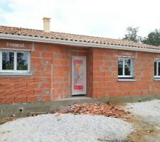 Maison Hors d'eau hors d'air... enfin presque si seulement les maçons ne s'etaient pas trompés dans la taille des fenetres!
Ils doivent donc repasser pour les refaire ... on espere que cela ne prendra pas trop de temps