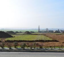 Le champs prend forme en ce mois de Mars, on peut apercevoir le tracé de la route lol .