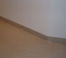 Plinthes du carrelage du RDC coll&eacute;es et en attente d'&ecirc;tre joint&eacute;es