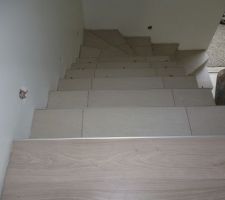 Escalier carrelé et jonction avec le parquet de la mezzanine