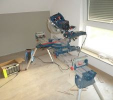 Scie à onglet pour les découpes du parquet et les plinthes. Machine pro sur pied avec laser