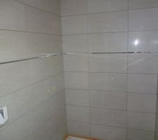 Salle d'eau du RDC carrelée et en attente de jointage