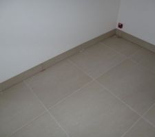 Plinthes du salon fra&icirc;chement coll&eacute;es