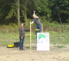 Il tape sur le bon bout...