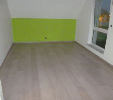 Chambre de Hugo termin&eacute;e avec les plinthes pos&eacute;es, coll&eacute;es et clou&eacute;es
