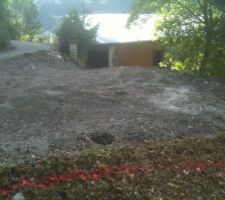 Nouvelle entr&eacute;e de la maison, apr&egrave;s terrassement.
La porte d'entr&eacute;e se situera au niveau de la porte de garage.