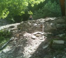 La nouvelle entr&eacute;e est soutenue par un enrochement.