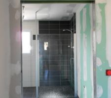 Paroi de douche pos&eacute;e