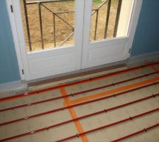 Petite astuce pour cassé le pont thermique qui se produit avec les appuis de fenetre,ajouter une bande de polyurethane afin que la chape liquide ne soit pas en contact avec l'appuis de fenetre en beton qui donne directement sur l'exterieur,sinon glagla en hiver !!