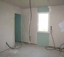 Chambre du RDC et porte donnant sur la salle de bain privative