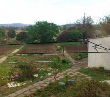 Notre terrain encadr&eacute;, mon beau frere sur la partie en 1er plan. vue en face Sud-Est