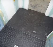 Et de l'autre c&ocirc;t&eacute; la partie carrel&eacute;e de la salle d'eau