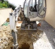 Terrassement pour pose des &eacute;vacuations des eaux de pluie   drainage