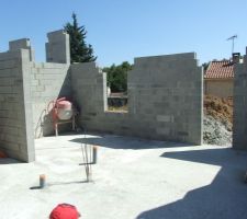 Niveau garage / facade sud : fenêtre de chambre d'ami   porte pour accès jardin